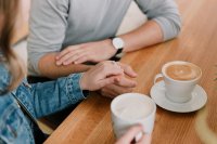 Deze datingtrend maakt eindelijk komaf met vage signalen