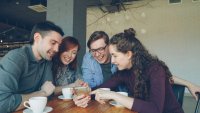 Waarom je vrienden voortaan meebeslissen over je date