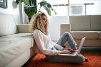 Waarom 3 op de 10 vrouwen financieel afhankelijk blijft