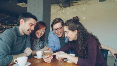 Waarom je vrienden voortaan meebeslissen over je date